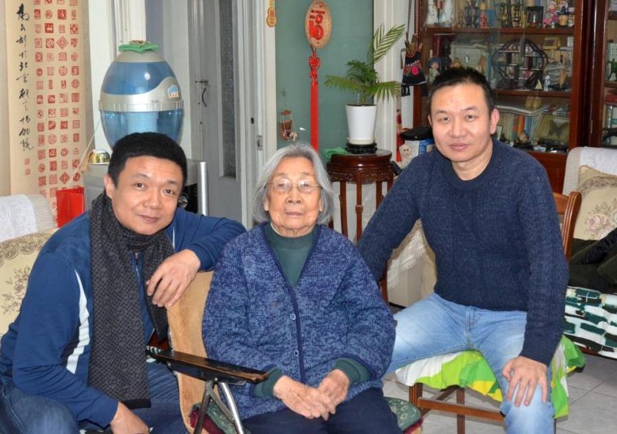 扈强副校长,青影厂副厂长曹颋看望雷军老师