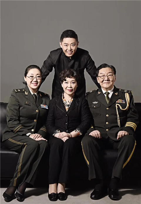 女儿翟小乐在武警宣传文化中心任编剧,制片人,儿子翟小兴是中国国家