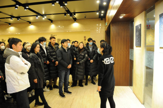 同学们在人艺团支部书记亓华琛,团支部副书记秦博的带领下来到了北京