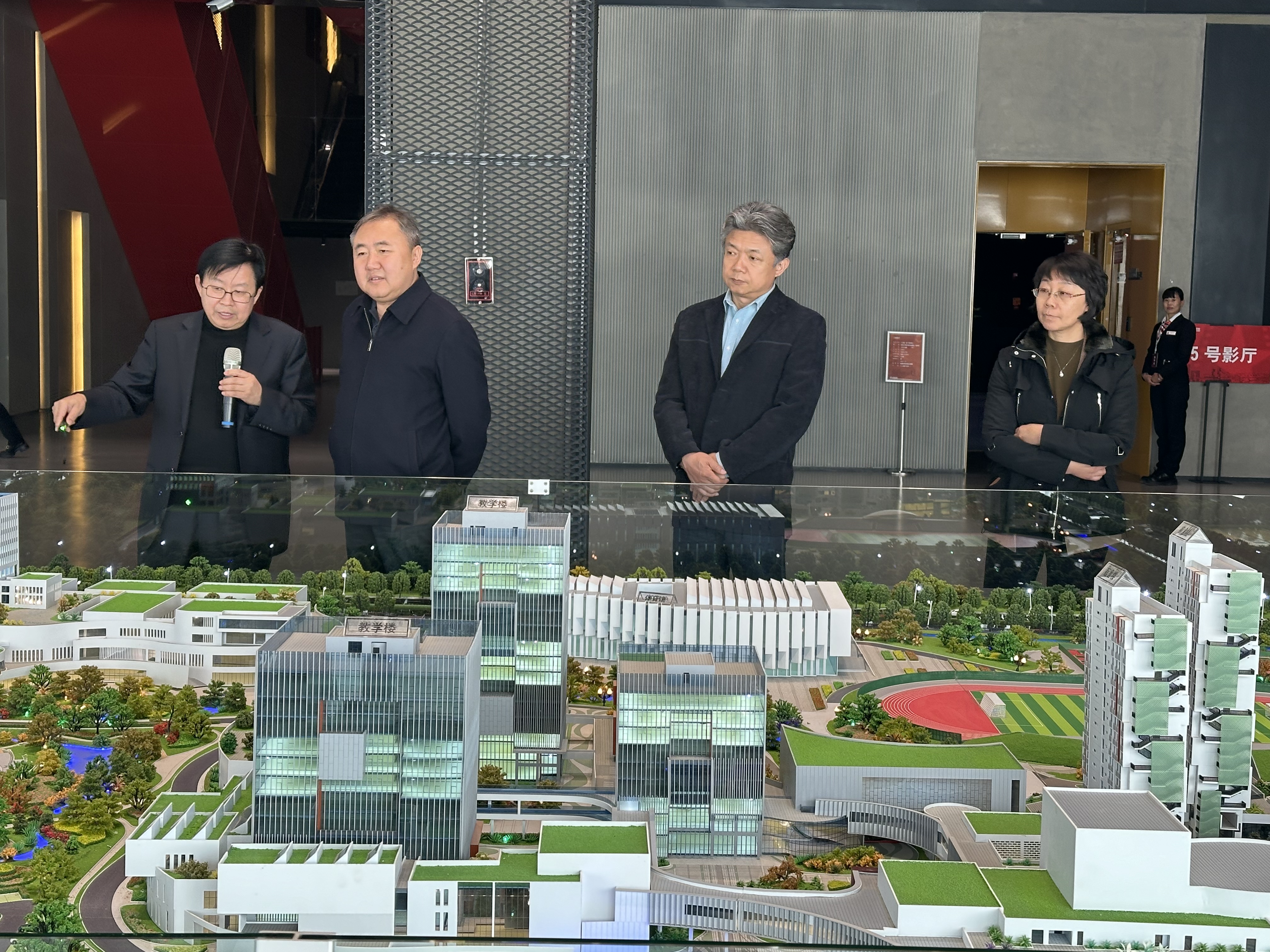 市教委市财政局领导调研我校怀柔校区