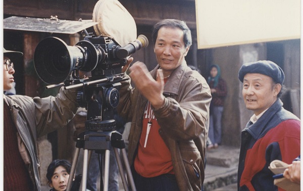 (郑洞天在《人之初》拍摄现场)